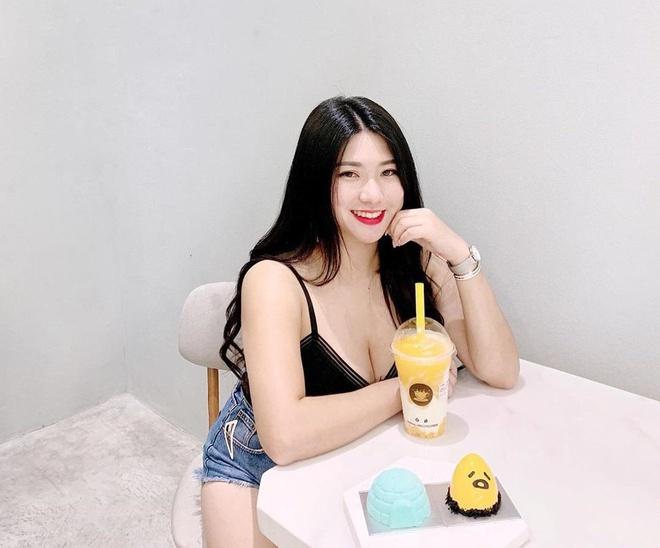 Szu Geng hiện là một travel blogger và food reviewer có tiếng tại Malaysia. "Hot mom" thường xuyên khoe ảnh vi vu nhiều điểm du lịch nổi tiếng. Ngoài chia sẻ các kinh nghiệm ăn uống, du lịch, cô cũng đăng tải nhiều lời khuyên về làm đẹp và câu nói truyền cảm hứng sống cho người theo dõi của mình.
