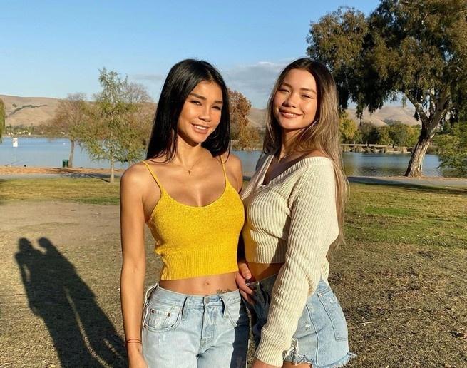 Joleen Diaz (43 tuổi, áo vàng) từng gây bão mạng khi loạt ảnh chụp cùng cô con gái Meilani Park (19 tuổi) được nhiều dân mạng chia sẻ. Không chỉ có vẻ ngoài trẻ hơn nhiều so với tuổi thật, Joleen còn sở hữu thân hình thon gọn, gợi cảm không kém các thiếu nữ. Hai mẹ con hiện sống tại California, Mỹ.