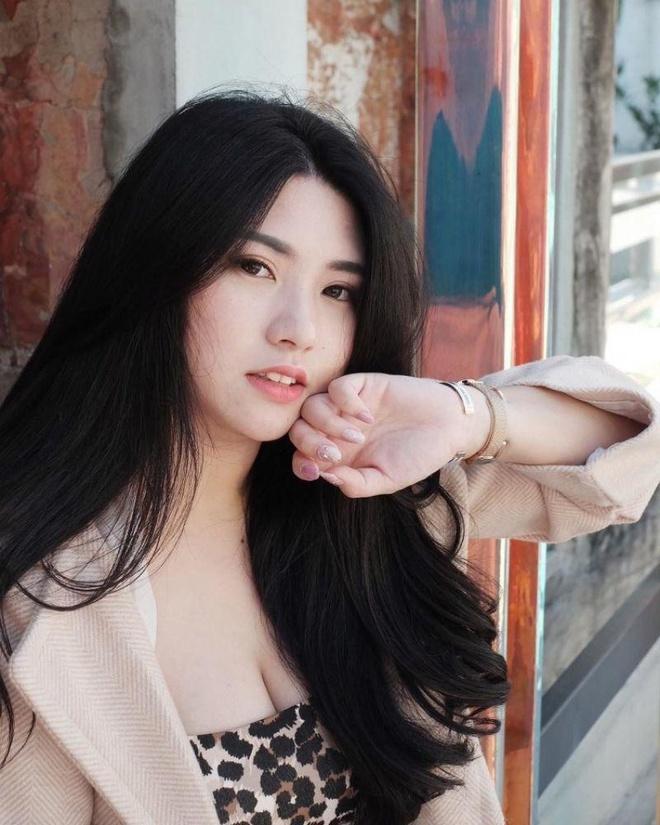 Nhìn vẻ ngoài trẻ trung, cuốn hút của Szu Geng, nhiều dân mạng không khỏi bất ngờ khi biết cô là mẹ đơn thân, đã có một cậu con trai 4 tuổi. Dưới loạt ảnh chụp chung của 2 mẹ con, nhiều dân mạng vẫn nhầm cô là chị gái của con trai.