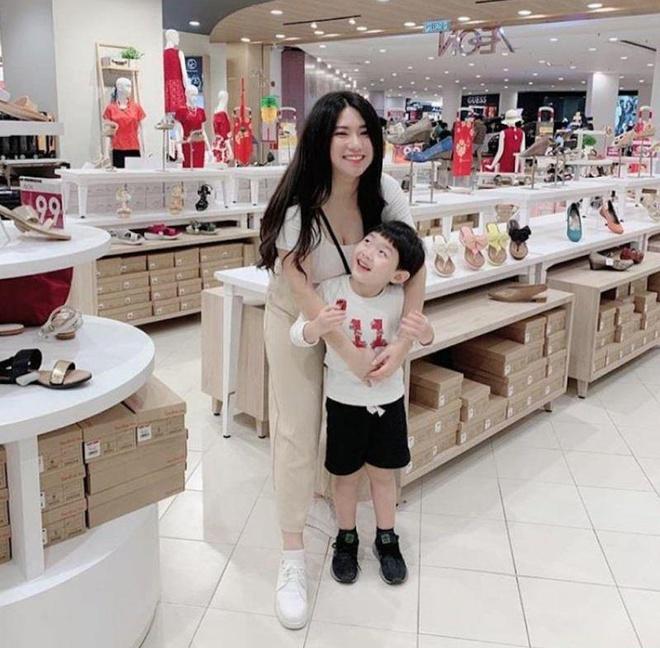 Szu Geng là một trong những "hot mom" được nhiều người chú ý tại Malaysia. Ngoài gương mặt xinh xắn, thân hình "đồng hồ cát" quyến rũ, cô cũng gây ấn tượng bởi vẻ ngoài trẻ trung, cuốn hút. Đặc biệt, Szu Geng sở hữu vòng một "khủng", hơn 100 cm.
