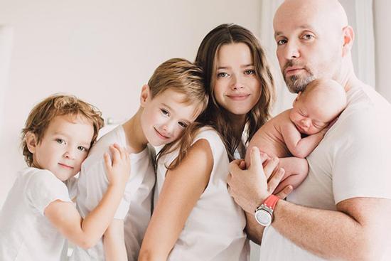 Các 'hot mom' trẻ trung, nóng bỏng, hay bị nhầm là chị của con