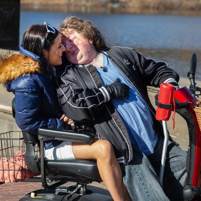 Yêu chàng lùn 1,46m, chênh lệch 28 tuổi, hot girl bị ném đá đào mỏ, đổi tình lấy tiền-3