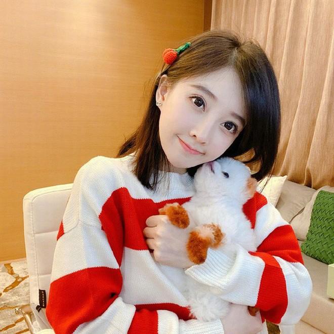 Hotgirl nổi tiếng lộ thân hình nhỏ bé như học sinh tiểu học làm dân mạng tranh cãi gắt-2