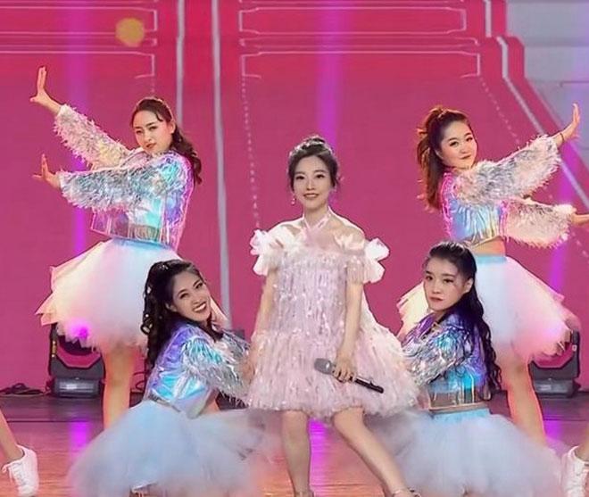 Hotgirl nổi tiếng lộ thân hình nhỏ bé như học sinh tiểu học làm dân mạng tranh cãi gắt-6