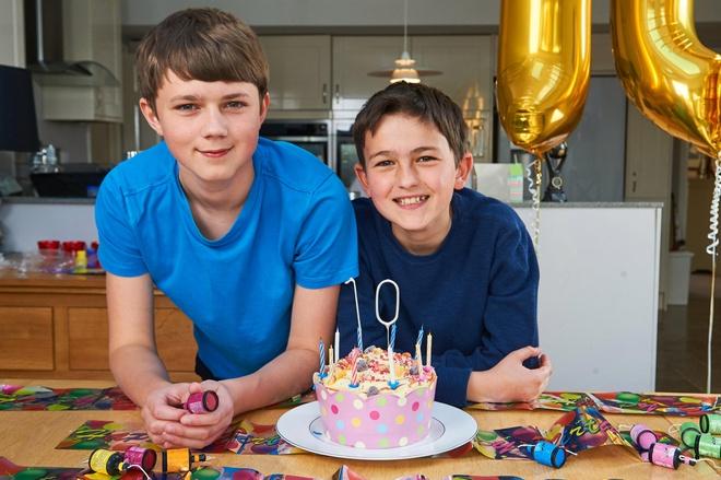 2 cậu bé trong clip cắn ngón tay nổi tiếng 13 năm trước giờ ra sao-2