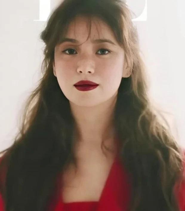GIẬT MÌNH: Song Hye Kyo trang điểm dọa ma như Annabell trên bìa tạp chí-3