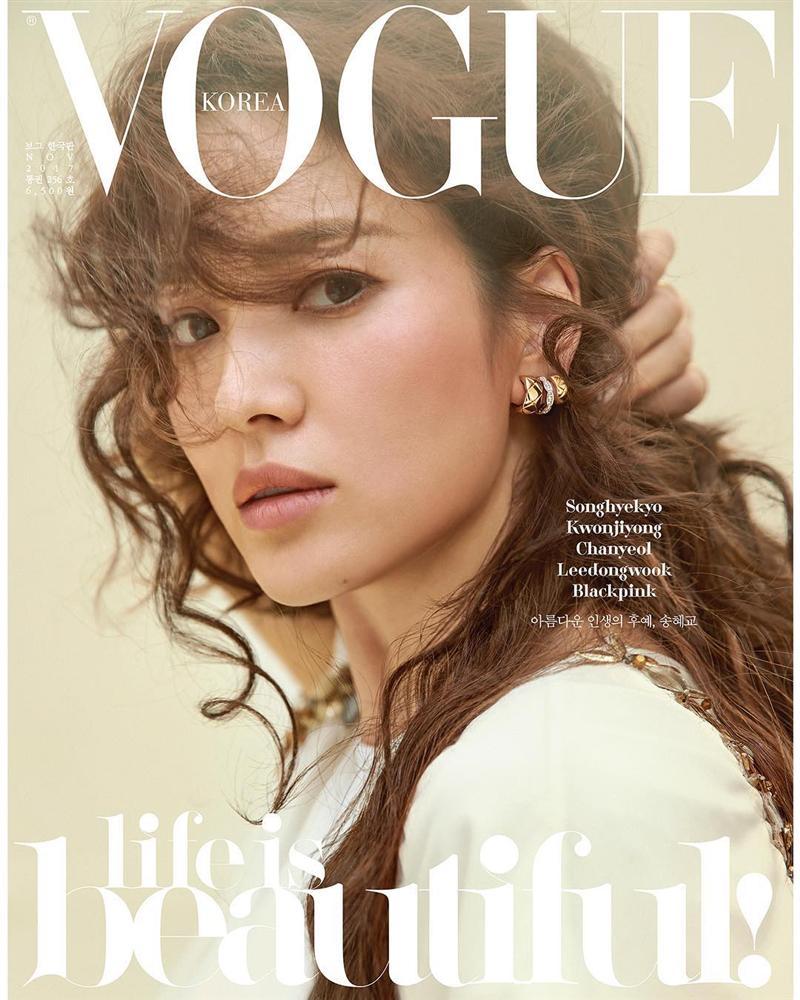 GIẬT MÌNH: Song Hye Kyo trang điểm dọa ma như Annabell trên bìa tạp chí-5