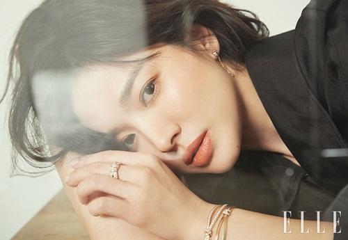 GIẬT MÌNH: Song Hye Kyo trang điểm dọa ma như Annabell trên bìa tạp chí-8