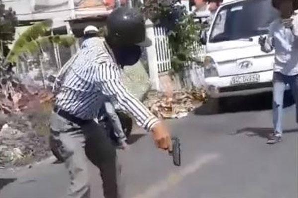 Rút súng nhựa dọa tài xế xe tải-1