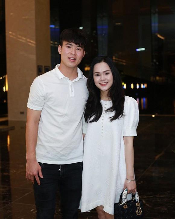 Vợ của cầu thủ Duy Mạnh mang bầu được 2 tháng-2