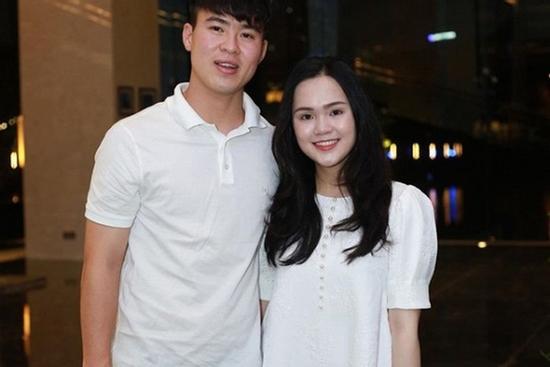 Vợ của cầu thủ Duy Mạnh mang bầu được 2 tháng