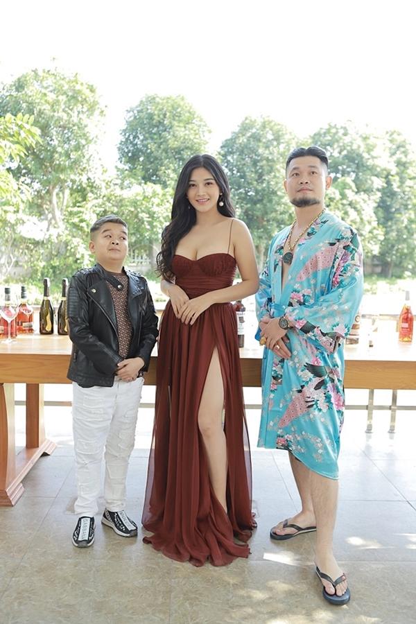 Kiều Yến Ngọc từng biết đến là "vợ màn ảnh của Cu Thóc" trong bộ phim hài Tết "Thiếu gia chấm phẩy". Kể từ sau bộ phim này, Kiều Yến Ngọc được nhiều người gọi là "vợ màn ảnh của Cu Thóc".