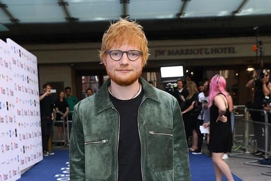 Ed Sheeran không xin tiền chính phủ như Victoria Beckham