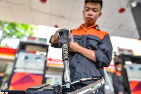 Giá xăng tăng lần đầu tiên sau 5 tháng-2