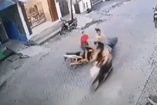 Clip: Va chạm giữa đường, 2 thanh niên chưa kịp ngã đã lao vào đấm đá, cấu xé nhau