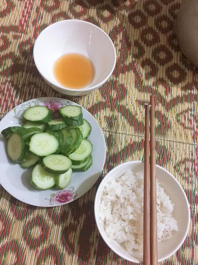 Mang bầu 6 tháng chê mẹ chồng chỉ cho ăn cơm rau với nước mắm, cô con dâu bị dân mạng trách ngược-2