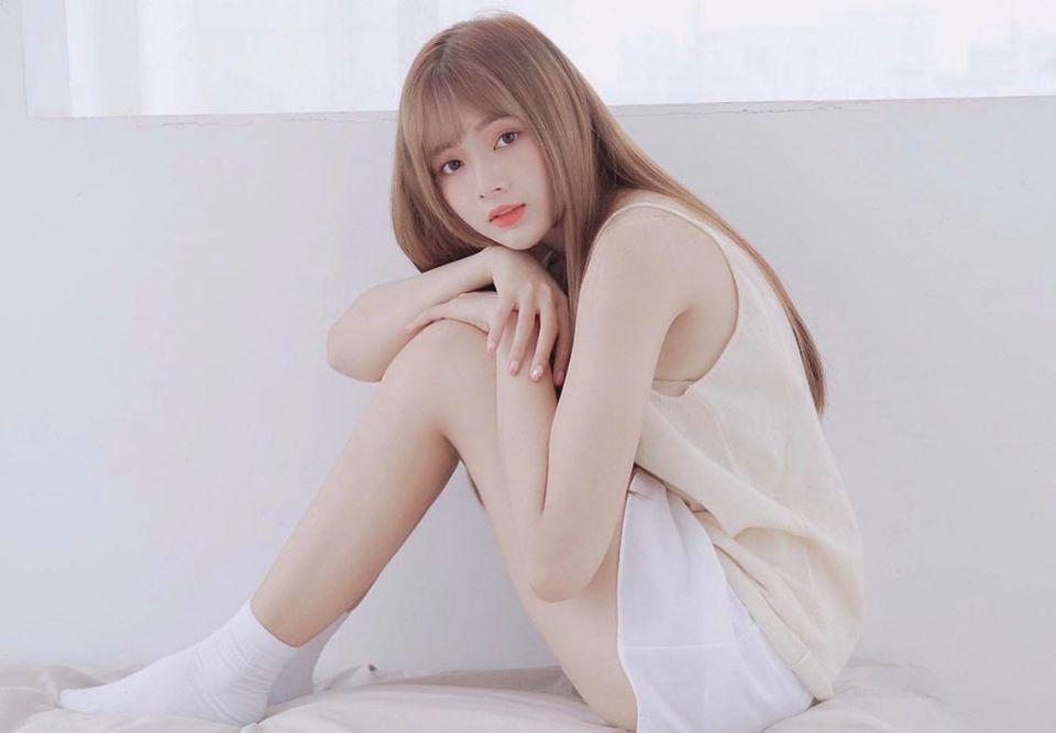 Trên trang cá nhân, hot girl tích cực chia sẻ nhiều hình ảnh gợi cảm ở tuổi 26.