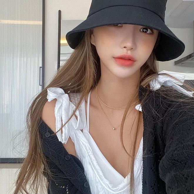 Sau khi phẫu thuật thẩm mỹ, Areum Songee được nhận xét có gương mặt đúng chuẩn V-line, khả ái hơn với sống mũi cao thẳng và đôi mắt to tròn.