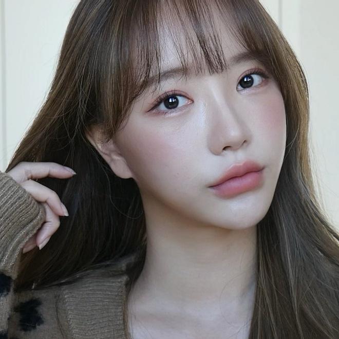 Tuy nhiên, một số ý kiến cho rằng gương mặt trước khi dao kéo của cô nàng trông vẫn hài hòa và dễ thương hơn.