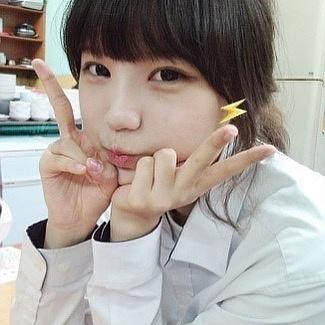 Trên trang cá nhân, hot girl 27 tuổi mới đây công khai loạt ảnh chụp thời trung học và thừa nhận từng đụng chạm dao kéo phần mắt, mũi và môi.