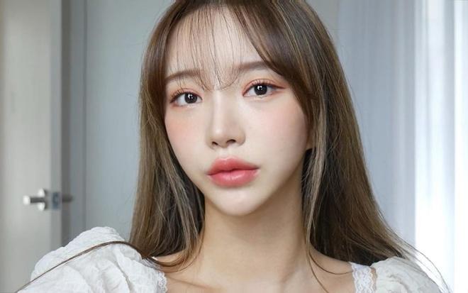 Nổi lên từ một cuộc thi ảnh trên mạng xã hội, Areum Songee thuộc thế hệ ulzzang (những trai xinh, gái đẹp có ảnh hưởng) đời đầu tại Hàn Quốc, được yêu mến nhờ vẻ ngoài trong trẻo, đáng yêu và phong cách thời trang hợp xu hướng.