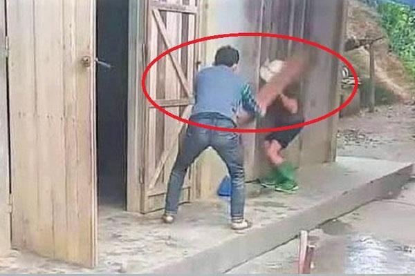 Nghịch tử dùng ghế đánh mẹ già: Xử lý cả người đánh lẫn người quay clip-1