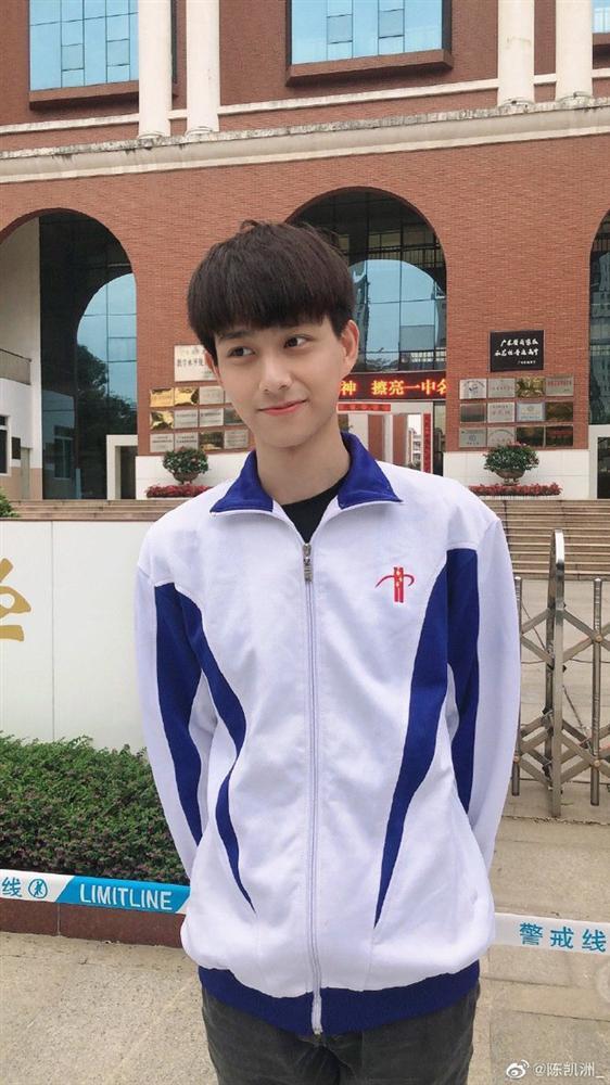 Thêm một anh thầy dạy Toán khiến dân tình điêu đứng, tưởng là hot boy trường trung học luôn đó-1