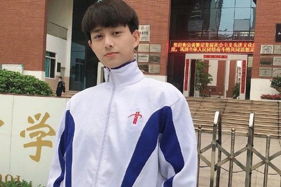 Thêm một 'anh thầy' dạy Toán khiến dân tình điêu đứng, tưởng là hot boy trường trung học luôn đó