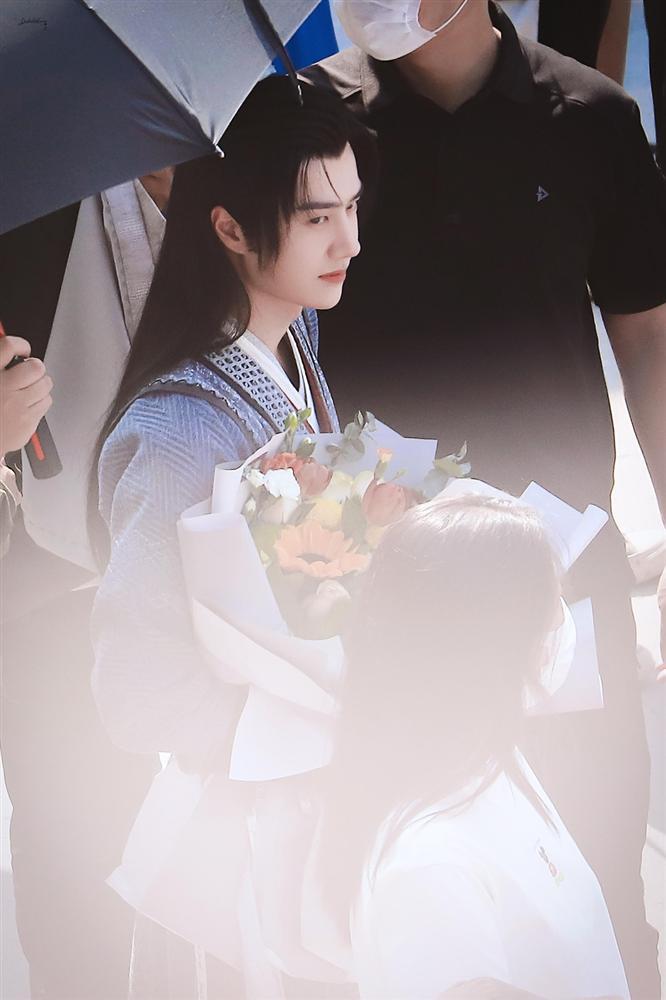 Triệu Lệ Dĩnh bật khóc nức nở, không nỡ rời xa đoàn phim Hữu Phỉ-1