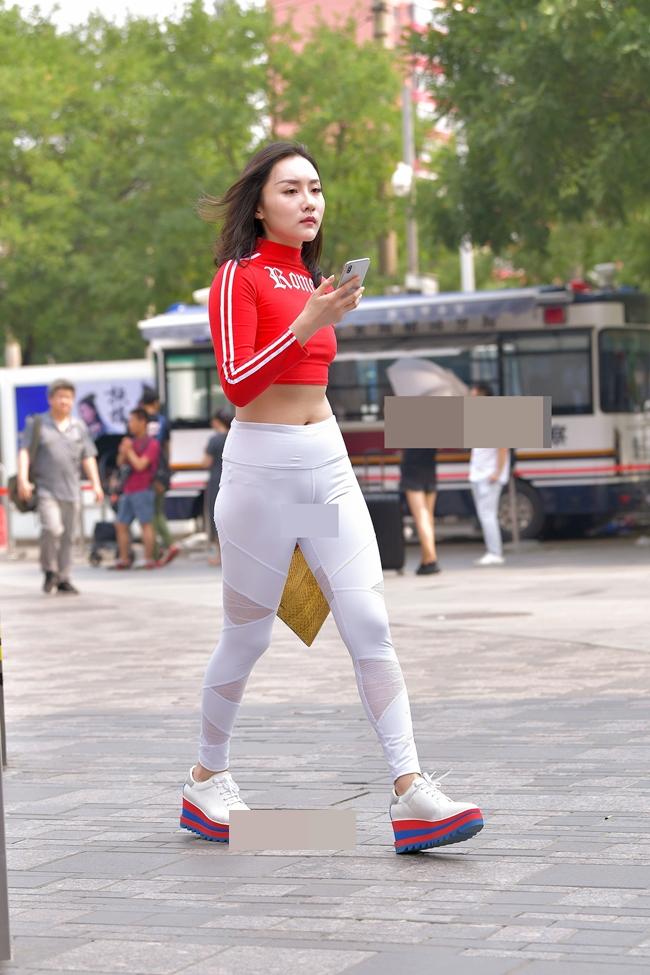 Trời nóng lên, chị em lại khiến người đối diện nóng mắt với mốt quần bó chịt vùng cấm địa-1