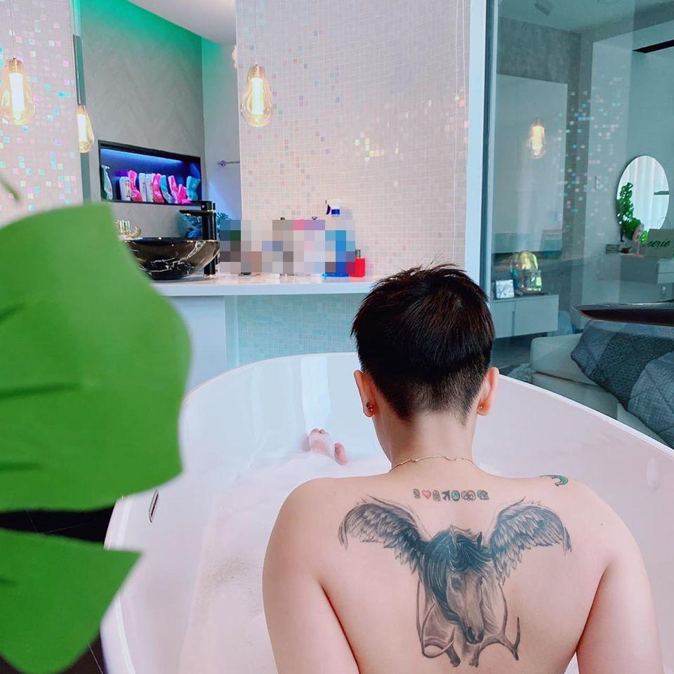 Tomboy đình đám gây xôn xao với khoảnh khắc khỏa thân toàn tập trong bồn tắm-1