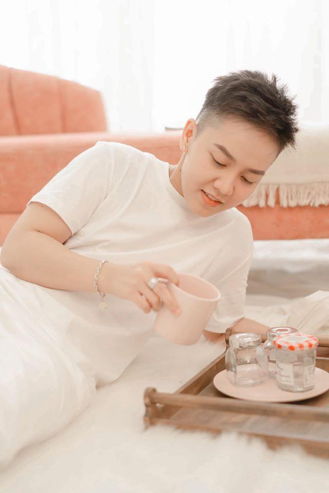 Tomboy đình đám gây xôn xao với khoảnh khắc khỏa thân toàn tập trong bồn tắm-3