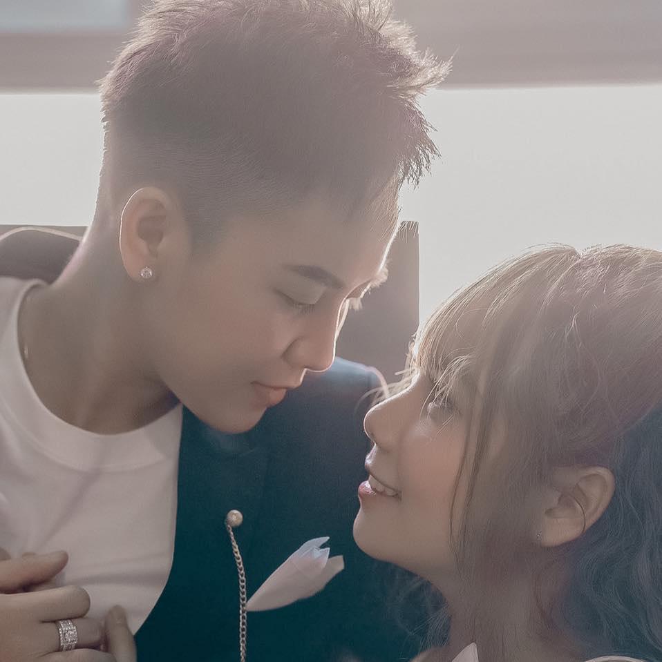 Tomboy đình đám gây xôn xao với khoảnh khắc khỏa thân toàn tập trong bồn tắm-4