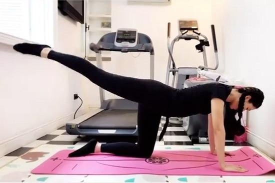 Á hậu Thanh Tú tập thể dục, chiều cao 'khủng' choán hết không gian phòng tập
