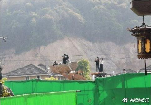 Sao Hoa ngữ chết khiếp vì fan cuồng: Lộc Hàm bị quay lén, Tiêu Chiến bị rượt chạy mất dép-2