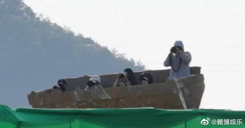 Sao Hoa ngữ chết khiếp vì fan cuồng: Lộc Hàm bị quay lén, Tiêu Chiến bị rượt chạy mất dép-4