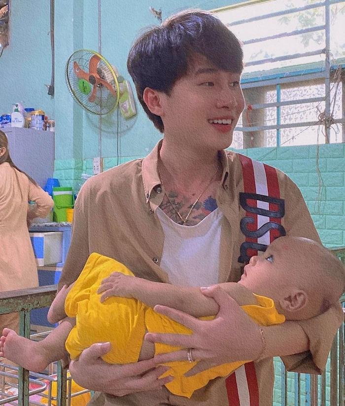 Jack đi thăm trại trẻ mồ côi và nhận được lời mời hay là ở lại với tụi con luôn nha-1