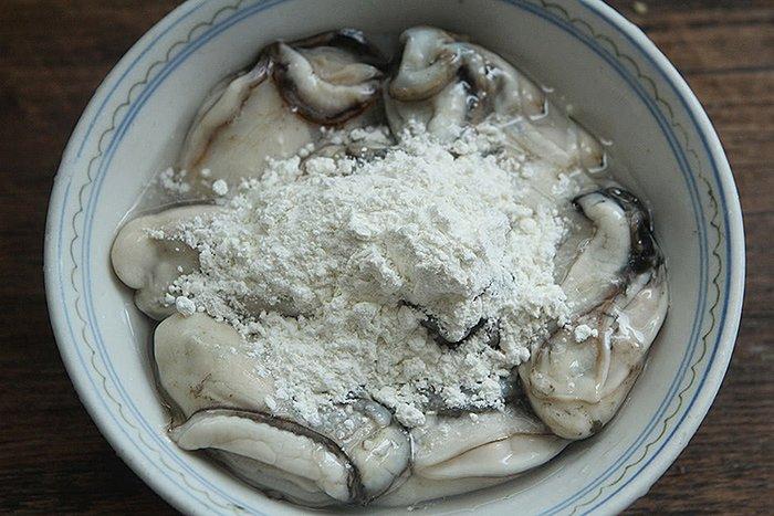 Khi rửa hàu, đừng chỉ dùng bột mì, thêm một nguyên liệu nữa đảm bảo sạch bong không vết bẩn-2
