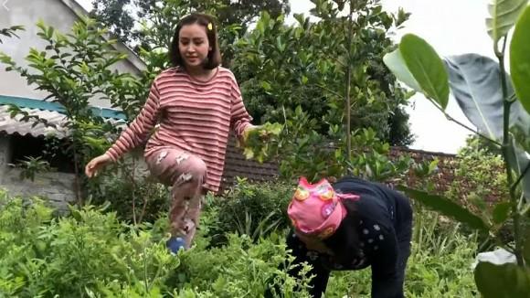 Bà Tưng mặc đồ kín bưng, hái rau, nuôi gà ở quê khác hẳn hình ảnh nổi loạn cách đây gần 7 năm-2