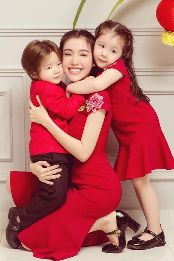 Còn bây giờ cô đã 2 người con 1 trai 1 gái xinh xắn với chồng người ngoại quốc. Nhưng gần đây hôn nhân của Elly gặp trục trặc, cô thường chia sẻ những dòng trạng thái đau khổ về chuyện tình cảm.