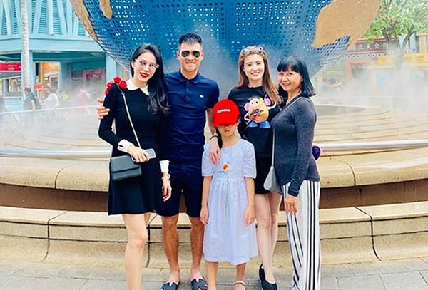 Trong cả 3 thì chỉ có mỗi Thủy Tiên đã lập gia đình với Công Vinh và có một bé gái xinh xắn. Dù rằng hay che mặt, nhưng qua hình ảnh và những câu chuyện về con được Thủy Tiên chia sẻ thì Bánh Gạo nay đã lớn, biết phụ mẹ và rất lém lỉnh.