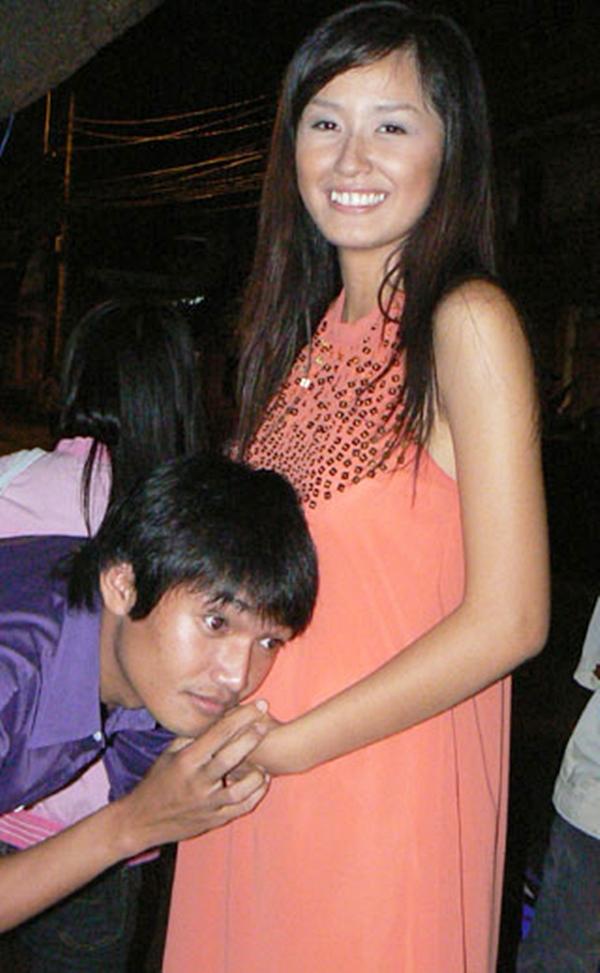 Trong phim truyền hình "Âm tính", Mai Phương Thúy vào vai một cô gái điếm nhiễm HIV và có thai. Bụng bầu của Mai Phương Thúy trong phim là gối bầu đạo cụ, được thay đổi kích thước tùy thuộc giai đoạn mang thai của nhân vật. Ngoài ra, Mai Phương Thúy phải quan sát dáng vẻ của các phụ nữ mang bầu, học hỏi kinh nghiệm từ NSƯT Kim Xuân.