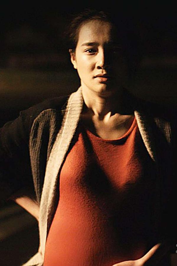 Trong phim ngắn "Infill & Full Set", Nhã Phương hóa thân thành Hương - một phụ nữ Việt Nam mang bầu lao động "chui" tại London. Khi đó cô chưa có kinh nghiệm mang thai, nữ diễn viên học cách sống chung cùng nhân vật từ trước ngày bấm máy. Trong vòng 1 tháng, cô đeo bụng bầu giả mỗi ngày để tập quen cảm giác vướng víu ở bụng, đồng thời quan sát, lắng nghe kinh nghiệm "bầu bí" của chị em trong gia đình.