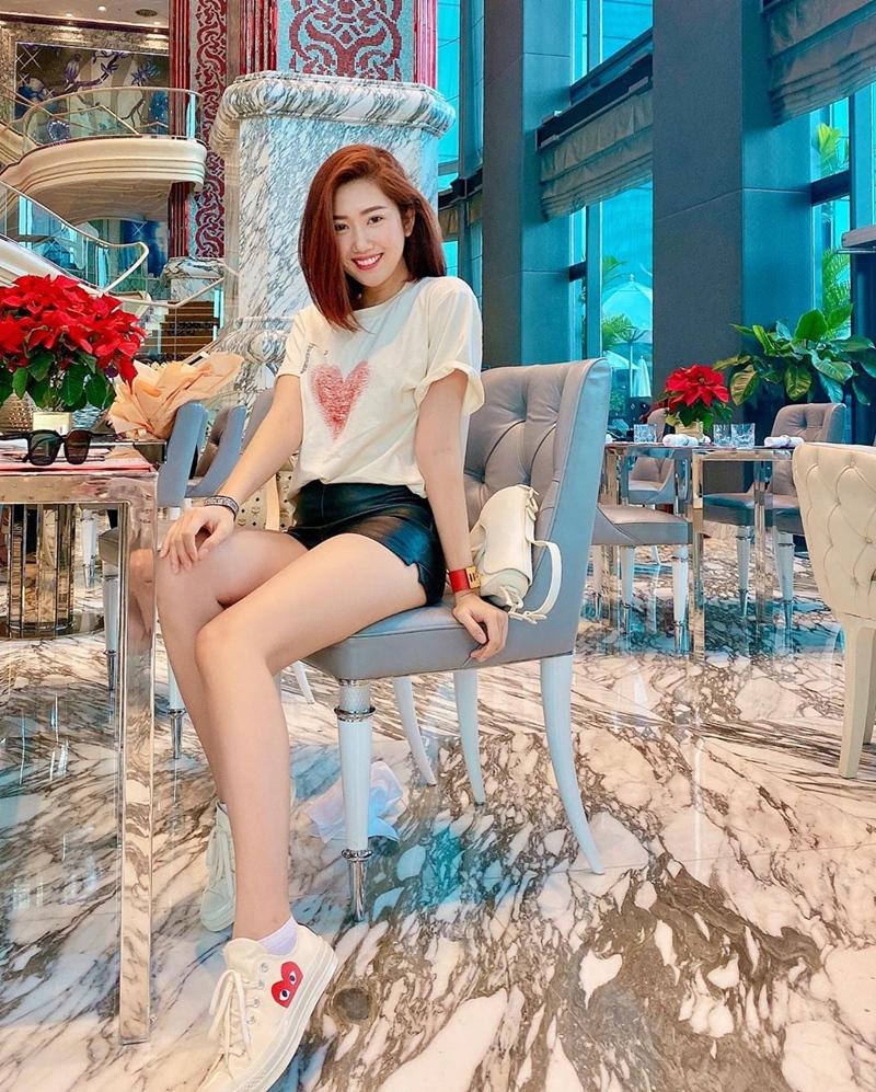 Phượng Chanel lần đầu diện áo trễ vai đẹp - Tóc Tiên mặc áo bra khoe vòng 1 táo bạo-8