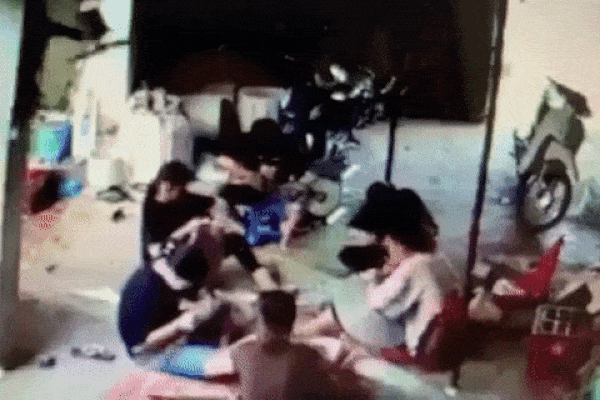 Nhóm thiếu nữ đang ngồi đan lát, cột nhà đột nhiên đổ sập, nhìn lại hiện trường ai cũng kinh hãi-1