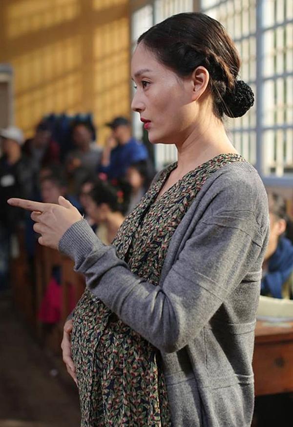 Lan Phương từng nhiều lần đảm nhận vai diễn bà bầu như trong phim truyền hình "Những nàng bầu hành động", phim điện ảnh "Tháng năm rực rỡ"... Nữ diễn viên cho hay bụng bầu giả được làm bằng vải nên diễn viên đeo rất nhẹ, không gây khó khăn cho việc đi lại.