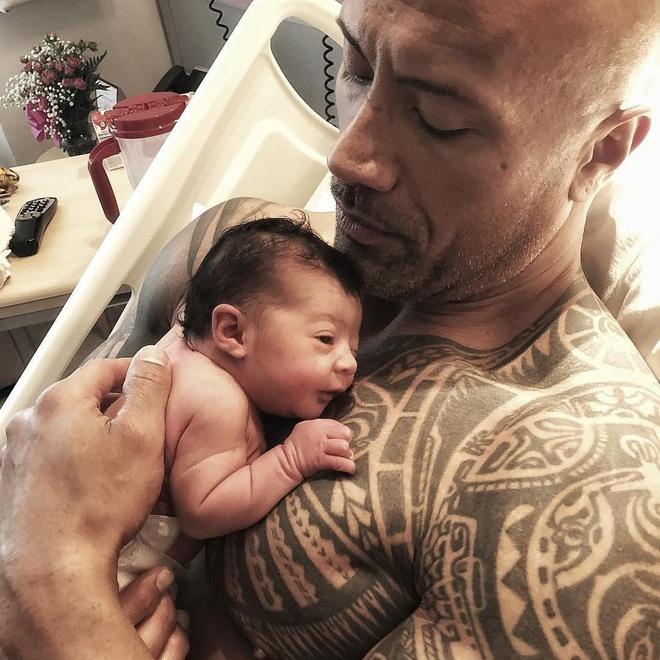 The Rock: Hollywood giants and surprised little moments in front of their wives and children-5