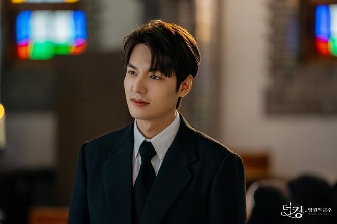 Lee Min Ho hễ cứ diện suit là khiến fans chết ở trong lòng một ít-1