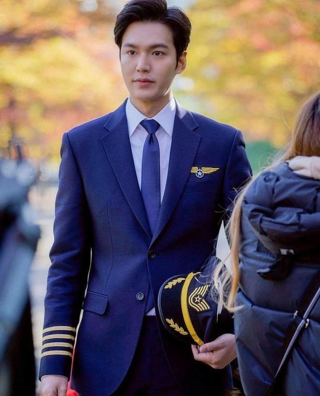 Lee Min Ho hễ cứ diện suit là khiến fans chết ở trong lòng một ít-3