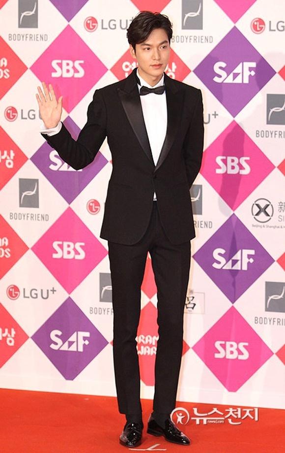 Lee Min Ho hễ cứ diện suit là khiến fans chết ở trong lòng một ít-6